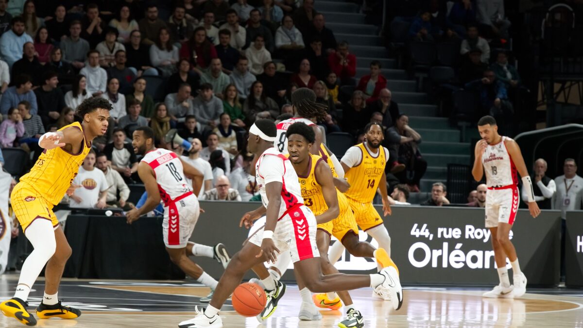 Brae Ivey Denizli Basket forması giyecek: basketbol maçında hücuma çıkan bir guard oyuncusu