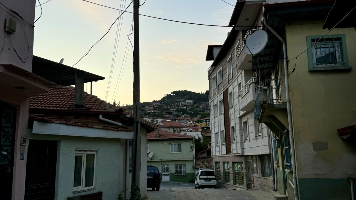 Buldan tarihi evleri ile bilinen ilçenin sokaklarından biri