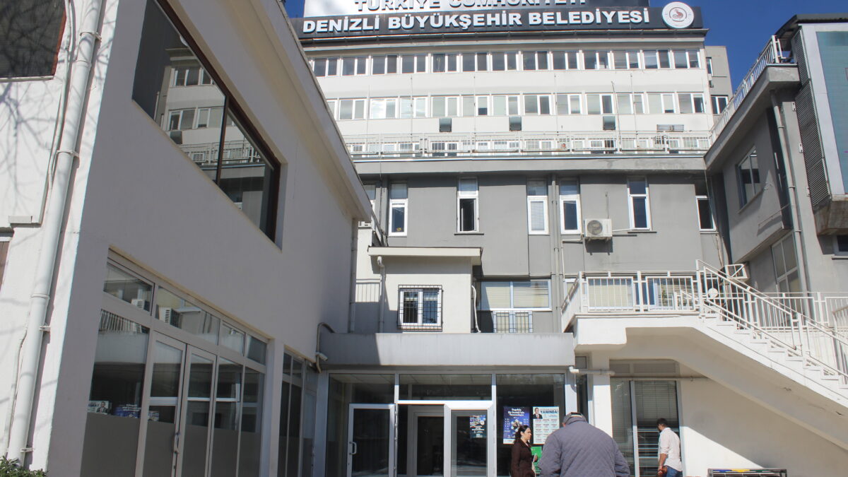 Denizli Büyükşehir Belediyesi hizmet binası, eşofman ve tişört desteği programını yürüten kurum