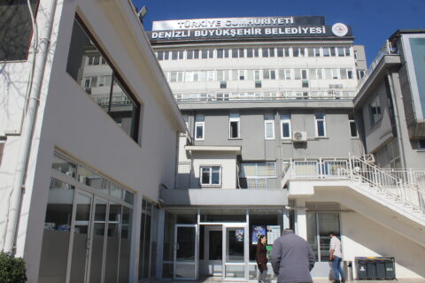 Denizli Büyükşehir Belediyesi hizmet binası, eşofman ve tişört desteği programını yürüten kurum