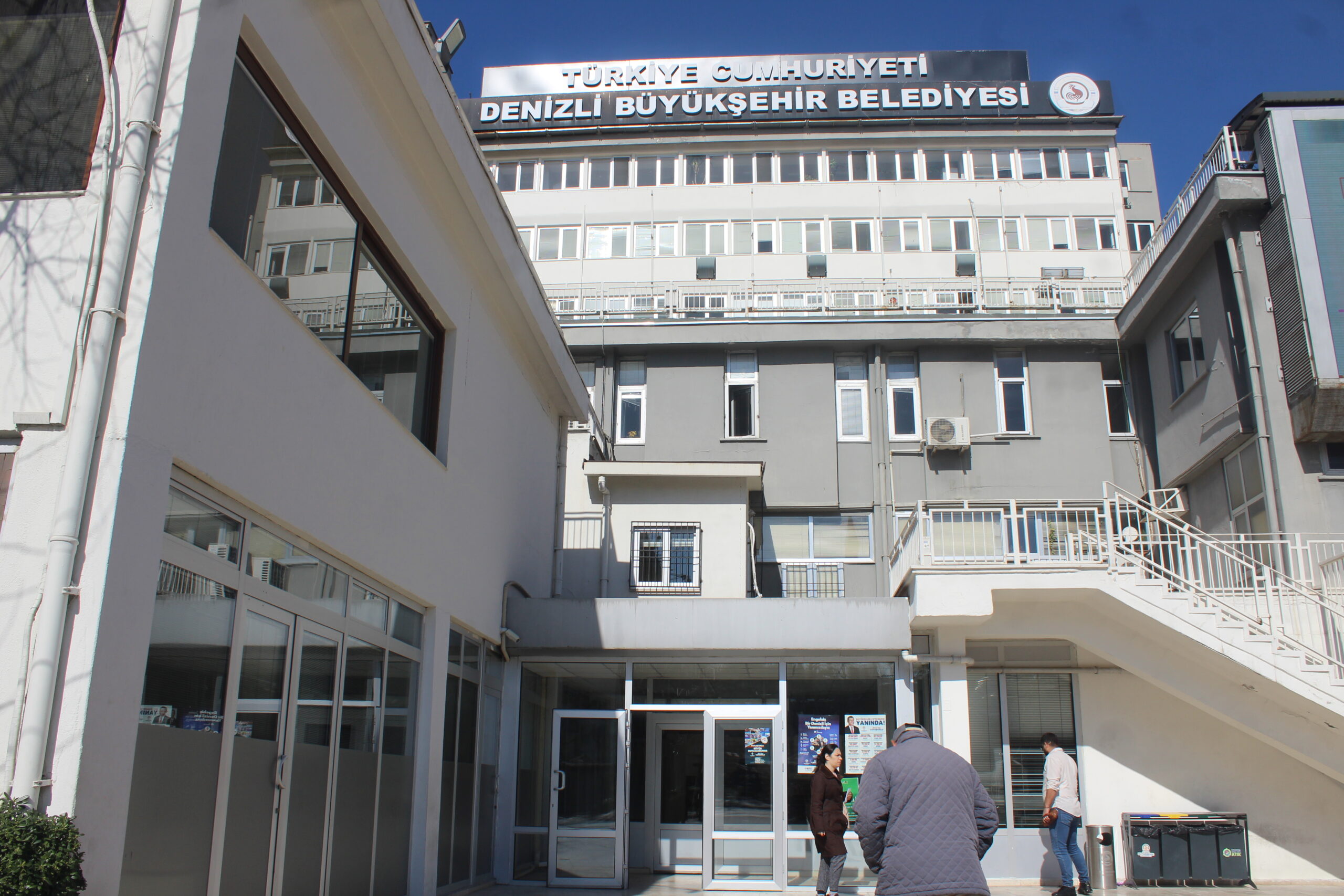 Denizli Büyükşehir Belediyesi hizmet binası, eşofman ve tişört desteği programını yürüten kurum