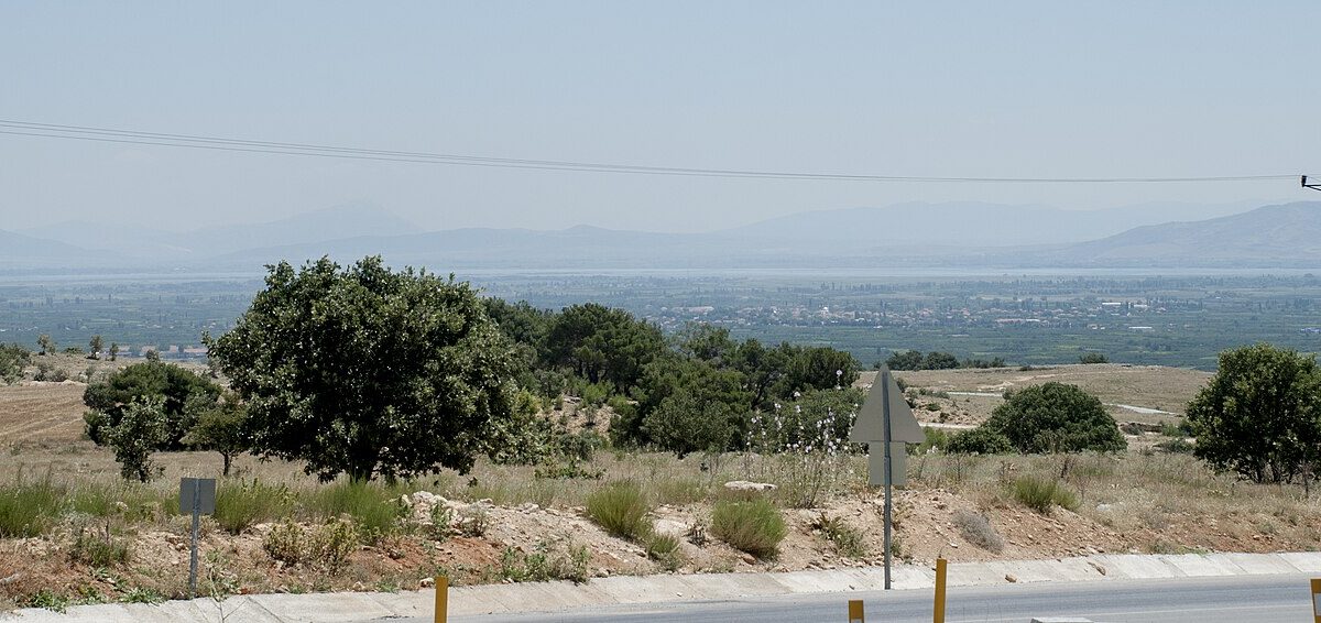 Çivril tarım eğitimi verilen ovanın ve Işıklı Gölü nün manzarası