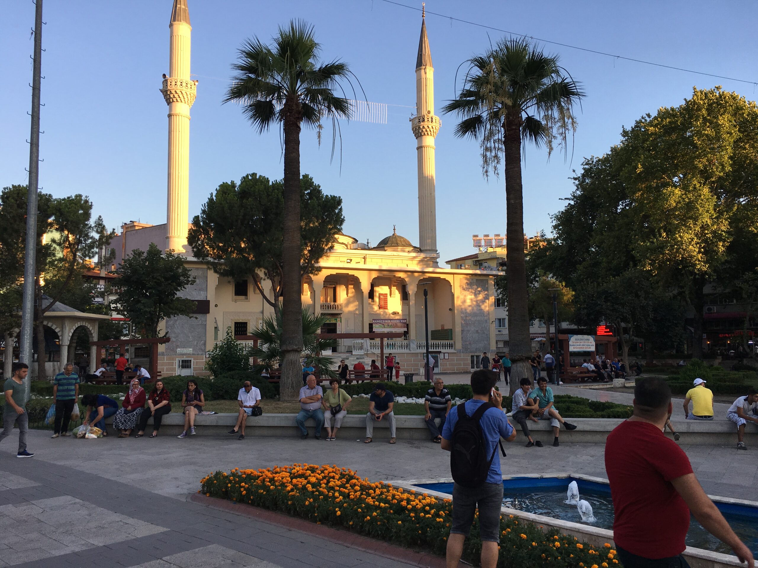 Sagopa Kajmer Denizli konseri Delikliçınar Meydanı'ndaki Yeni Cami ve meydan görünümü