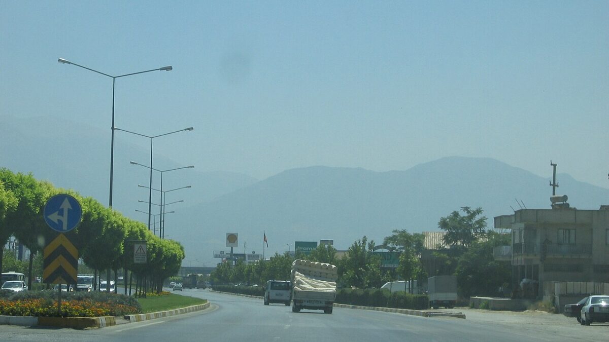 Denizli şehir içi ana yolu; Şehir Hastanesi otobüs hattı güzergahının geçtiği bölgeye benzer bir cadde görünümü