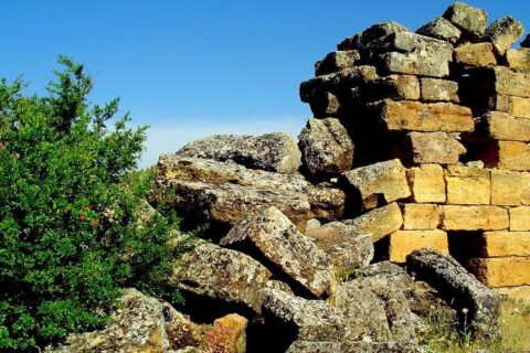 Tripolis Antik Kenti'nde sütunlu cadde ve kemer kalıntıları