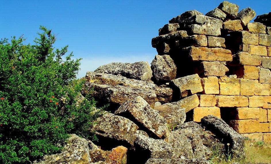 Tripolis Antik Kenti'nde sütunlu cadde ve kemer kalıntıları