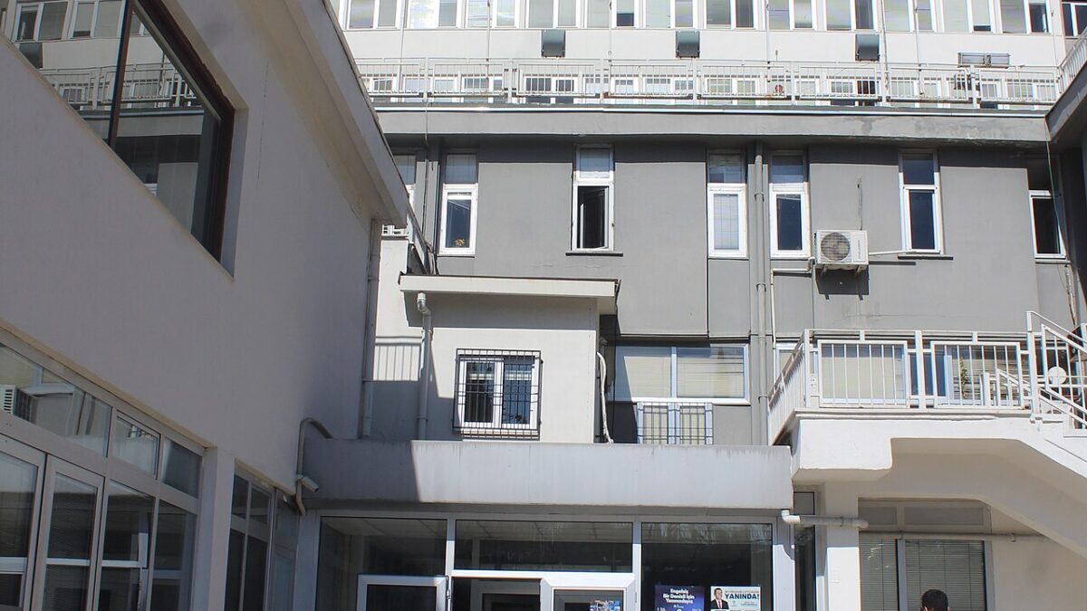 Denizli Büyükşehir Belediyesi binası; öğrenci ulaşım desteği ve eğitim yardımı kararları bu binadaki meclis oturumunda alındı.
