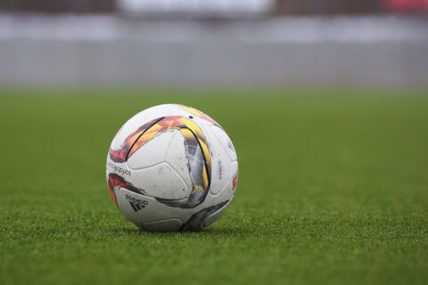 Denizli İdmanyurdu transferi haberinde çim saha üzerinde duran bir futbol topu