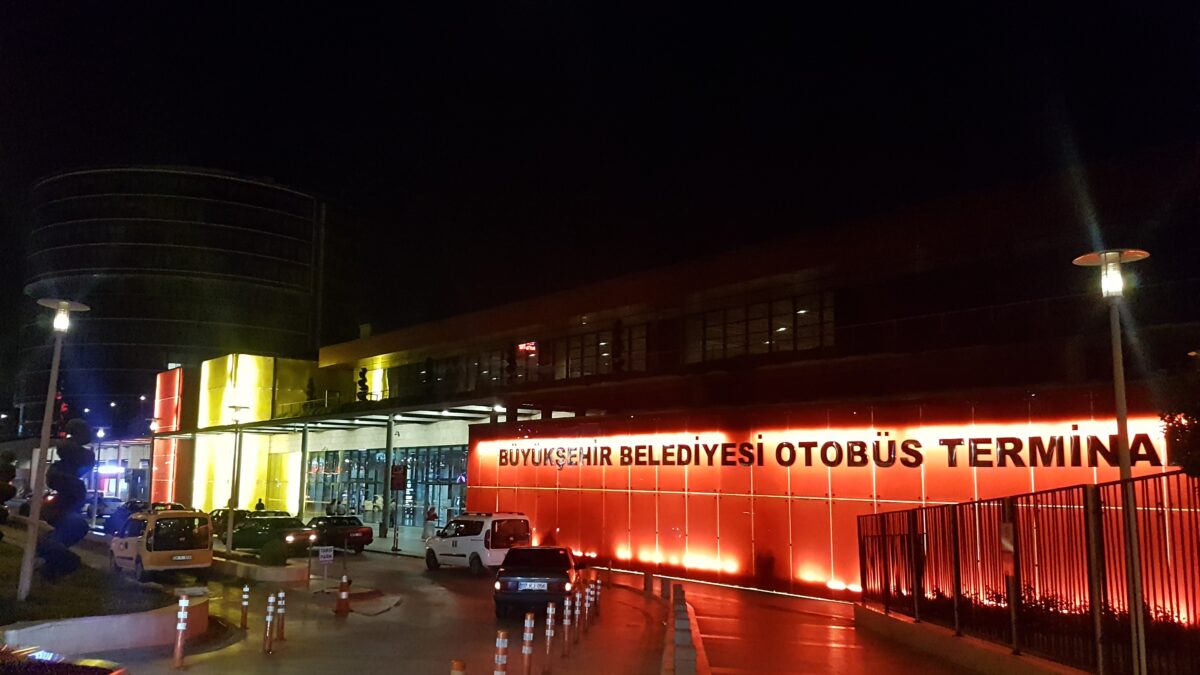 Denizli Otobüs Terminali dış görünümü, kent içi ve şehirlerarası toplu taşımanın kullandığı terminal binası