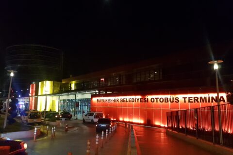 Denizli Otobüs Terminali dış görünümü, kent içi ve şehirlerarası toplu taşımanın kullandığı terminal binası