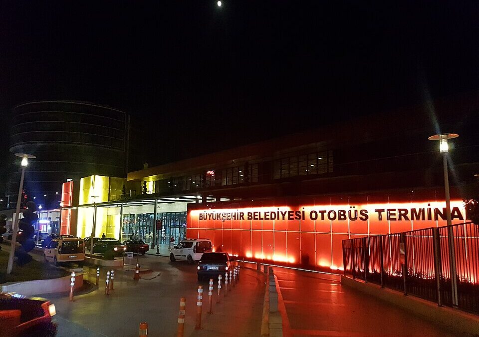 Denizli Otogarı Nerede sorusuna cevap: gece görünümüyle Denizli Şehirlerarası Otobüs Terminali
