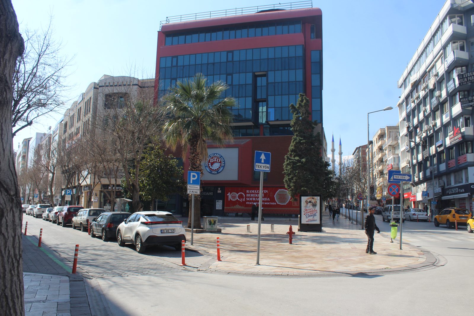Denizli Ticaret Odası binasının cadde tarafından görünümü, Denizli gümrük yetkilendirmesi açıklamasının yapıldığı kurum