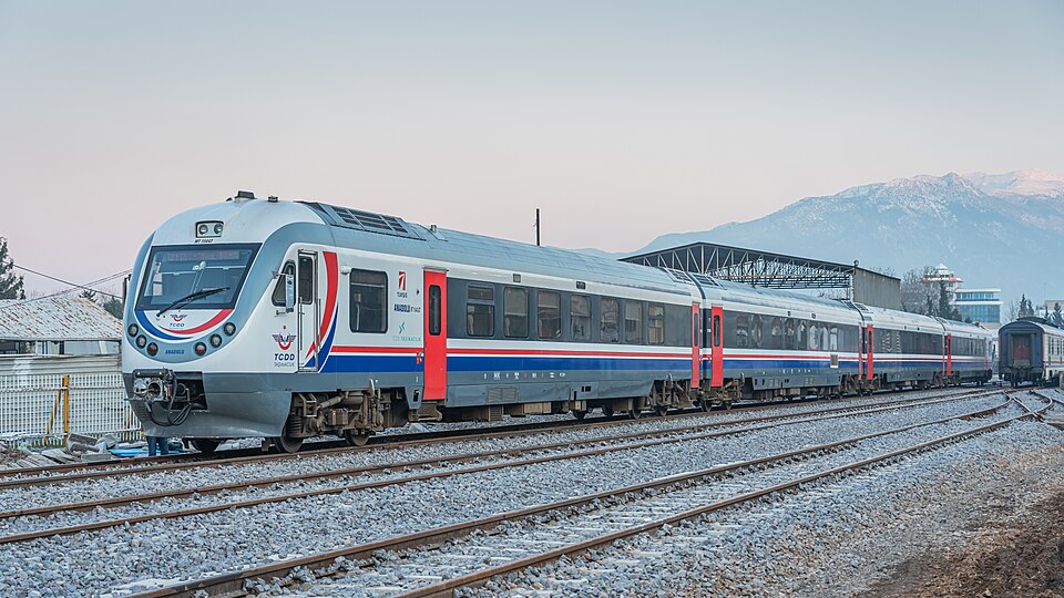 Denizli Otogarı Nerede sorusunun yanıtı: terminalin karşısındaki Denizli Tren Garı