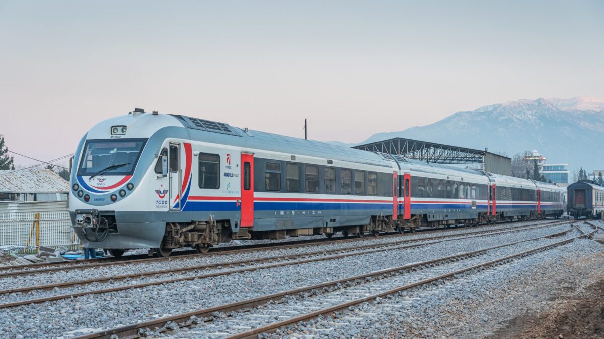 Denizli Tren Garı peronunda bekleyen yolcu treni