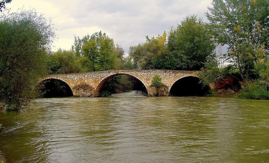Ekşi Höyük'ün bulunduğu Çal ilçesinden, Büyük Menderes Nehri üzerindeki Hançalar Köprüsü manzarası