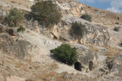 Eumeneia Antik Kenti nekropol alanında kayaya oyulmuş mezar odaları