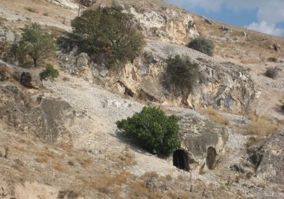 Eumeneia Antik Kenti nekropol alanında kayaya oyulmuş mezar odaları