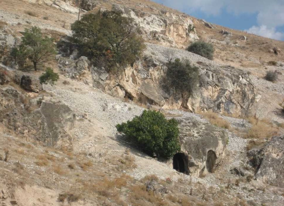 Eumeneia Antik Kenti nekropol alanında kayaya oyulmuş mezar odaları