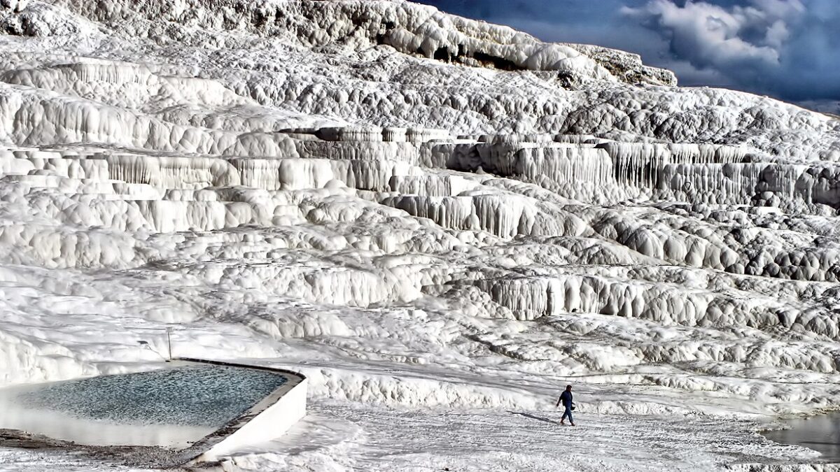 Gölemezli çamur banyosu bölgesindeki Pamukkale sıcak su kaynakları