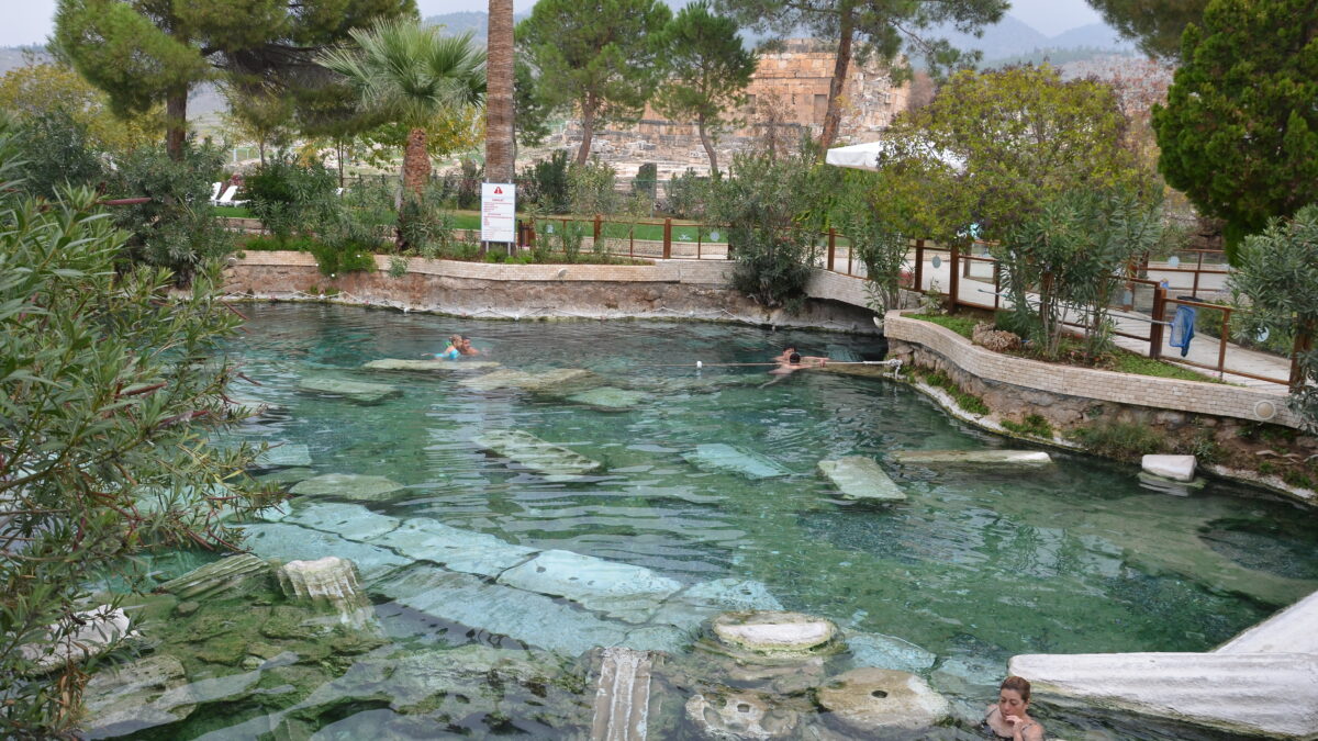 Kleopatra Antik Havuzu Pamukkale Hierapolis batık sütunlar termal su