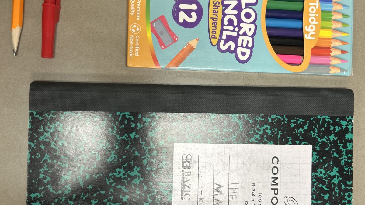 Okul çantası, defter, kalem ve kırtasiye malzemelerinden oluşan bir düzenleme