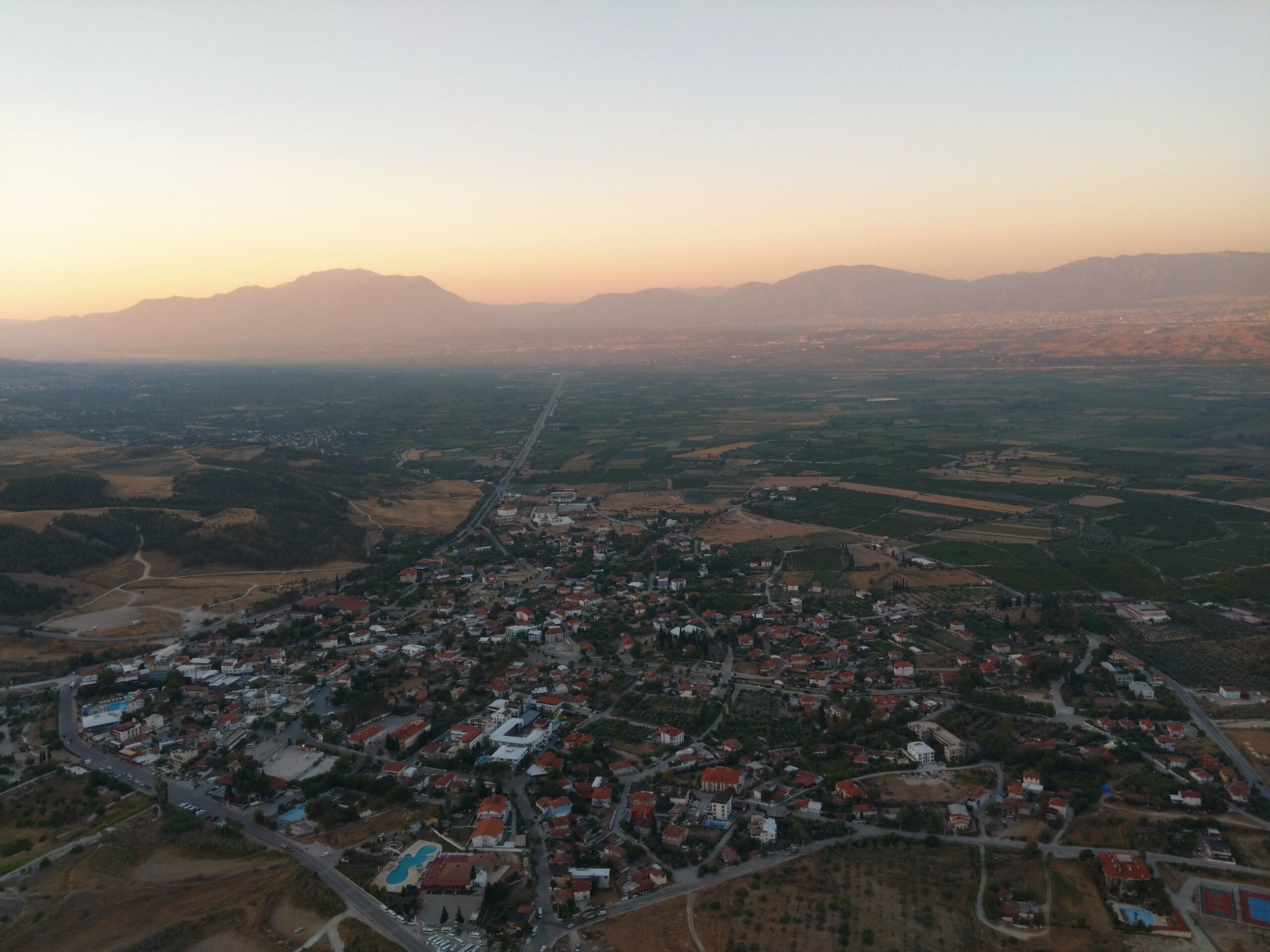 Pamukkale balon turu sırasında sepetten çekilen traverten ve gökyüzü manzarası