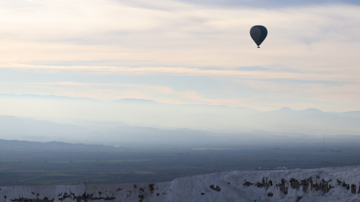 Pamukkale balon turu sırasında gökyüzünde uçan sıcak hava balonu