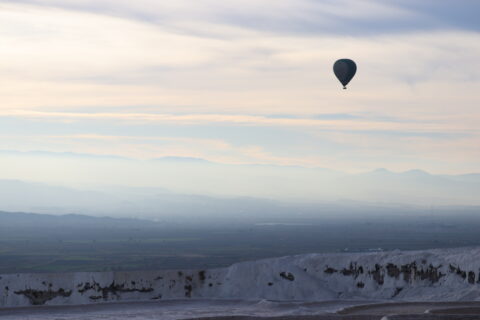 Pamukkale balon turu sırasında gökyüzünde uçan sıcak hava balonu