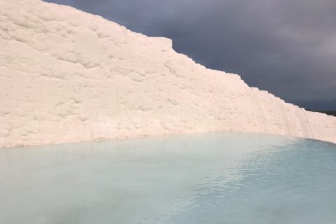 Pamukkale travertenlerinin genel görünümü, yeni rekreasyon alanı projesinin yapılacağı bölge