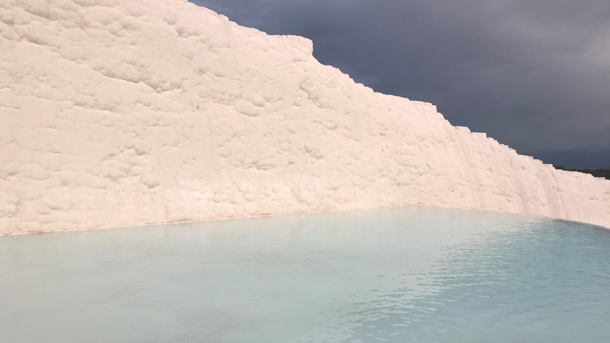 Pamukkale travertenlerinin beyaz basamaklı teraslarının genel görünümü