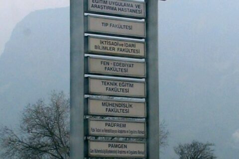 Pamukkale Üniversitesi kayıt tarihleri döneminde üniversite giriş tabelası
