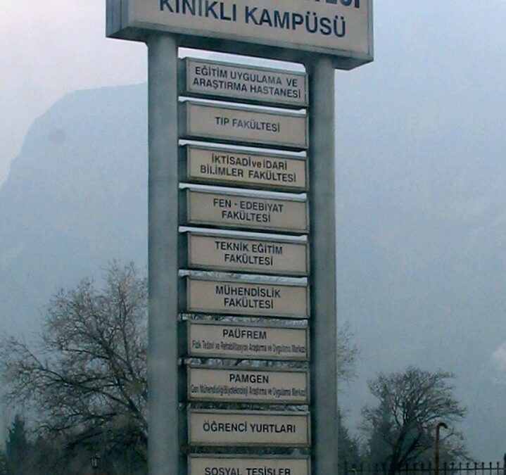 Pamukkale Üniversitesi kayıt tarihleri döneminde üniversite giriş tabelası