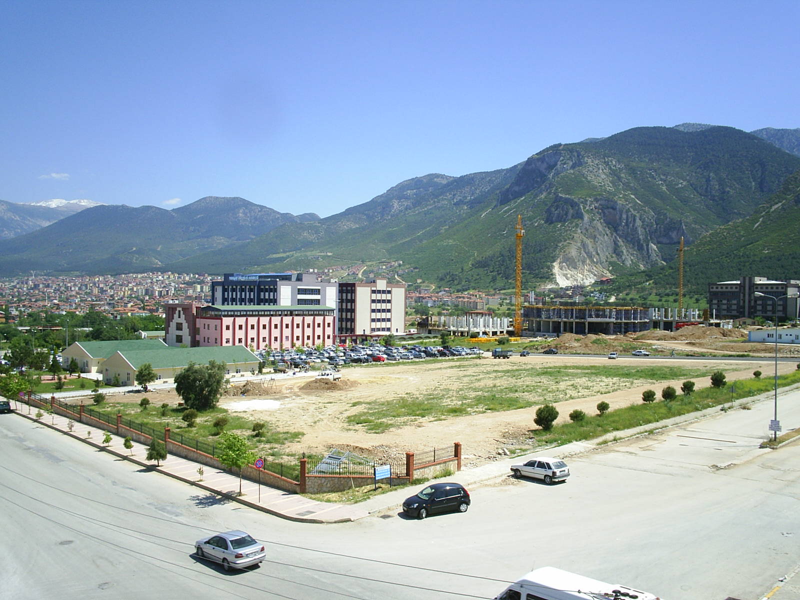 Pamukkale Üniversitesi kayıt tarihleri döneminde üniversite yerleşkesindeki bir bina