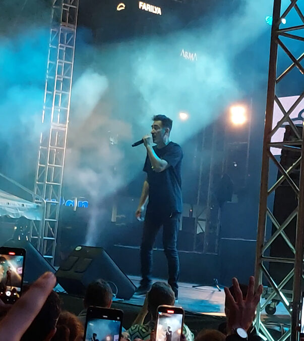 Sagopa Kajmer Denizli konseri öncesi sahne performansı sırasında