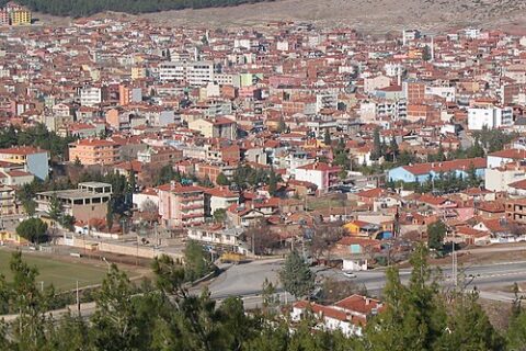 Tavas ilçe merkezinin genel görünümü; Tavas Taş Han da bu tarihi çarşı bölgesinde yer alıyor
