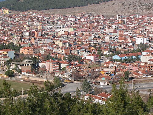 Tavas ilçe merkezinin genel görünümü; Tavas Taş Han da bu tarihi çarşı bölgesinde yer alıyor