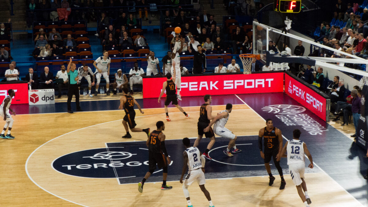 Yukatel Denizli Basket rakibi Rasta Vechta basketbol maçında oynarken